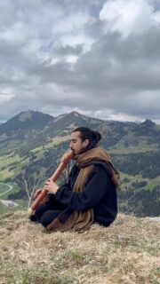 A small improv in the Swiss Alps with this beautiful double drone flute in D hijaz 🌲🌲 

I made this flute a while back using aromatic red cedar and poplar🌱

Sit back and enjoy 🙏

#flute
#nativeamericanflute
#soundhealing
#soundbath 
#alps