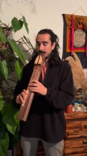 Hello fUCU family. Here is a small improv with a double drone flute in E aeolian made of rainbow poplar and maple🍁 
This flute is already on its way to its new owner. It was made as a custom order.
Enjoy 🙏

#nativeameicanstyleflute#flute#flutemaking#droneflut#aeolian#melancholic#soundhealing